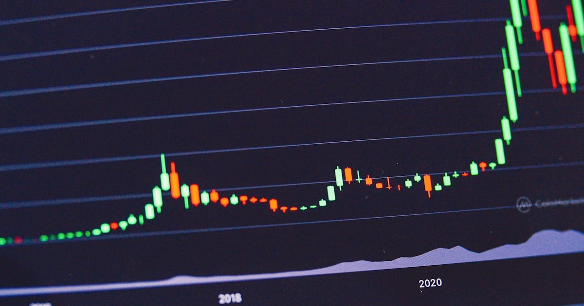 Best VPS for Plus500: Always-On Access for a Manual, Regulated CFD Platform